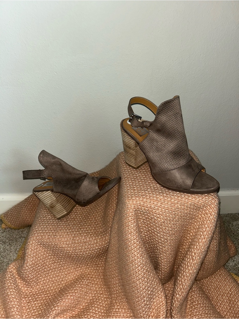 NEW DV by Dolce Vita Brown Taupe Peep-Toe Block Heel Sandals Sz 9